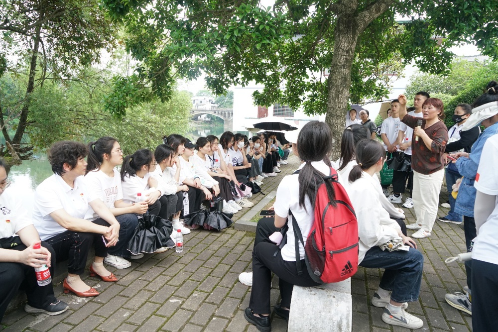 一群人在公园里
描述已自动生成