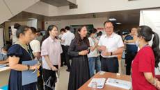 护理学院党委副书记韩叶芬深入招聘会现场指导毕业生就业