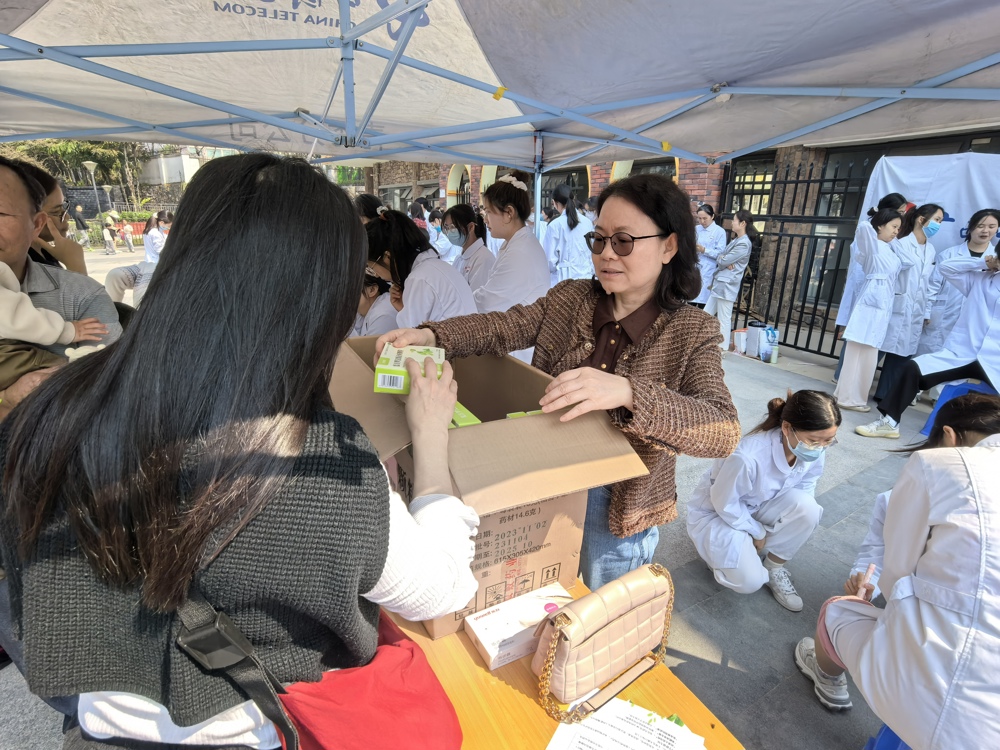 叶勇玲书记为居民发放公益药品