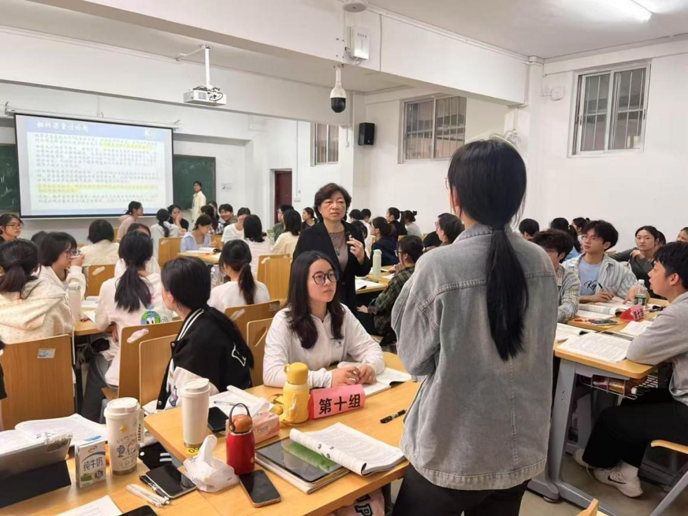 章雅青教授与学生互动