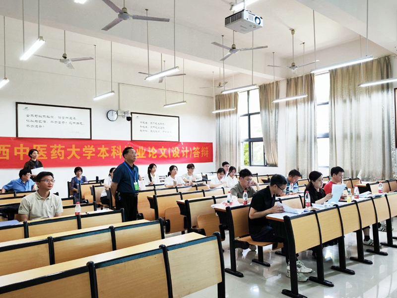 论文答辩新闻配图