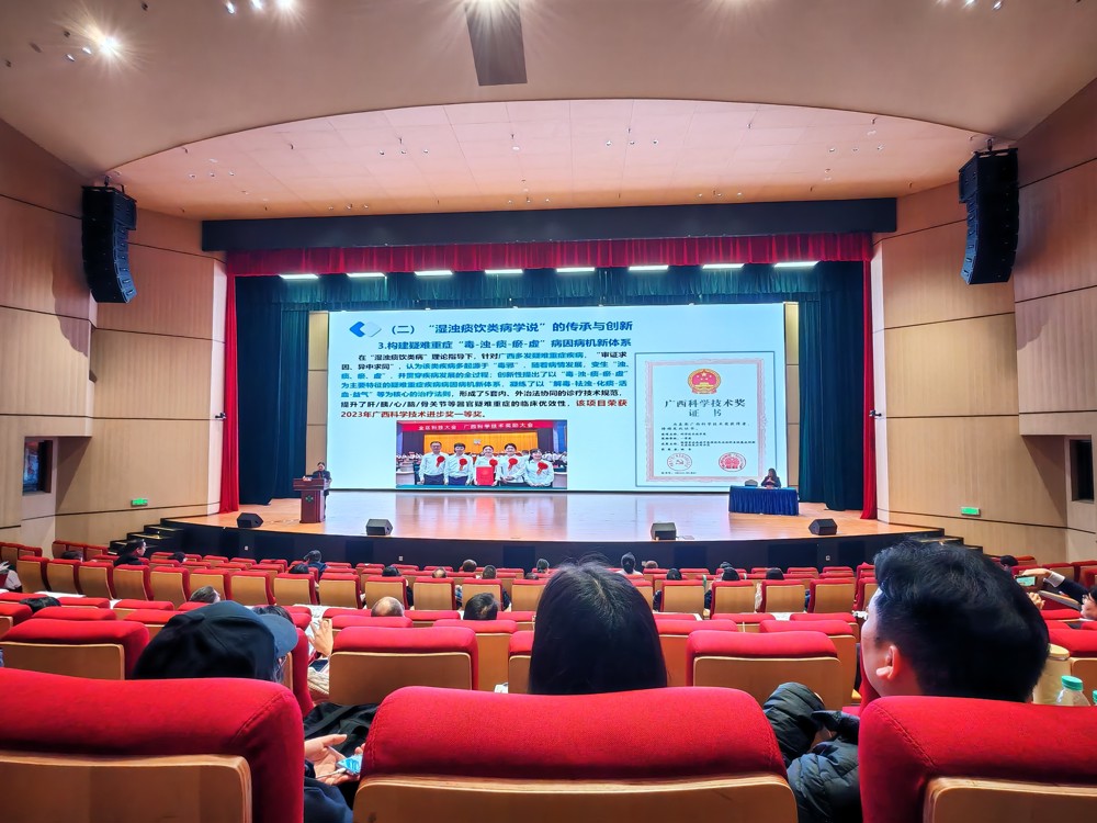 姚春校长作主旨演讲