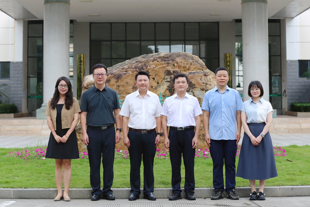 广西壮瑶药工程技术研究中心专职人员合影