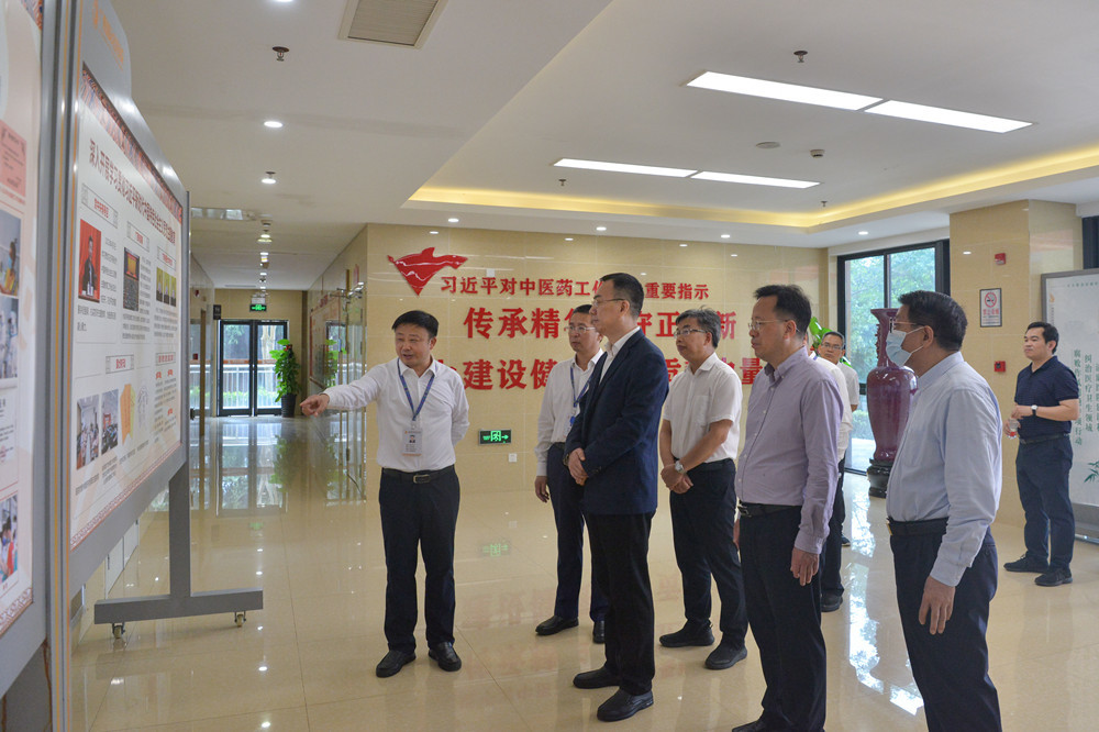 听取医院主题教育工作汇报