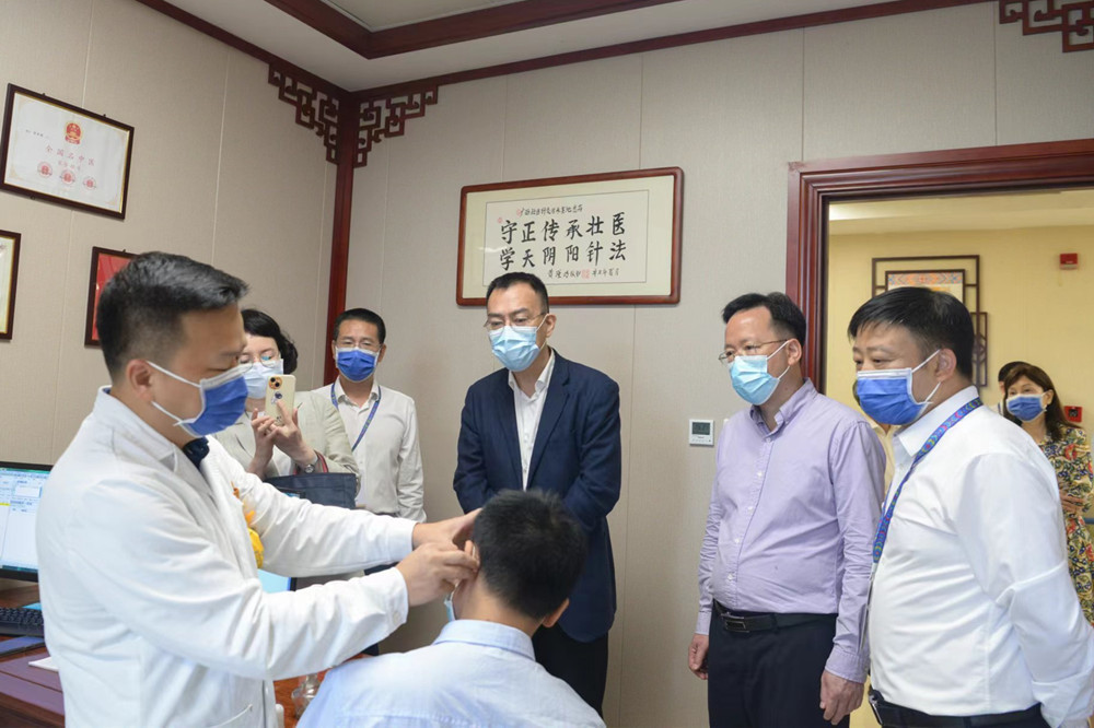 参观民族医学特色诊疗中心