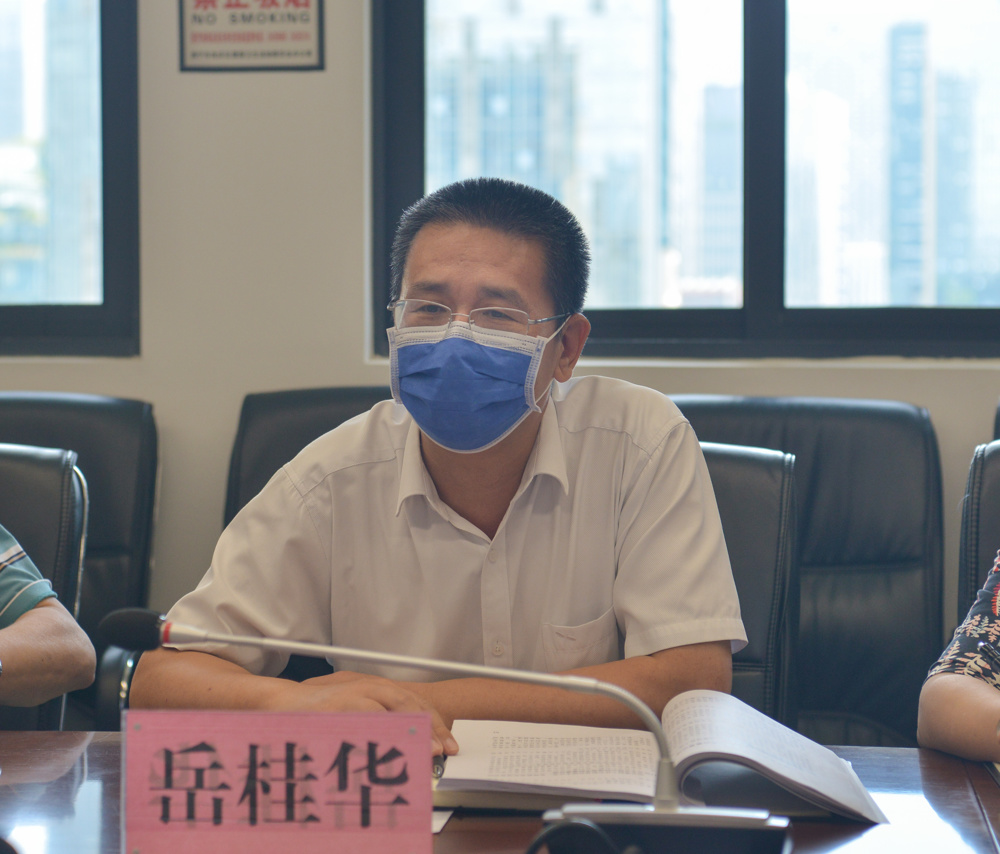 岳桂华对驻村第一书记提出希望和要求