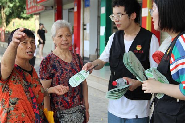 团委同学给居民科普养生知识