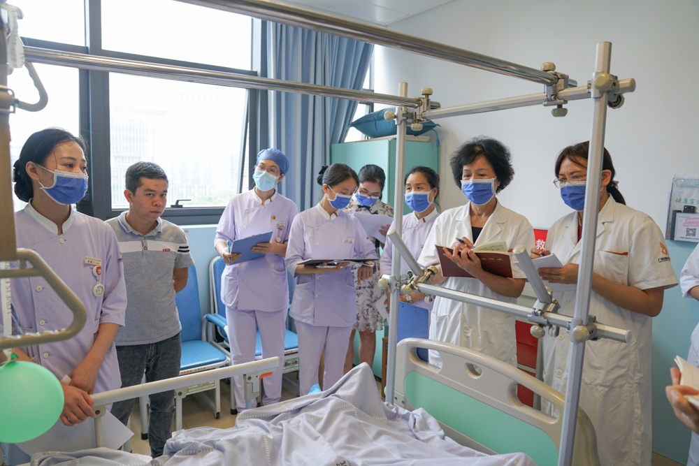 杨连招到骨关节与运动医学科调研护理查房情况