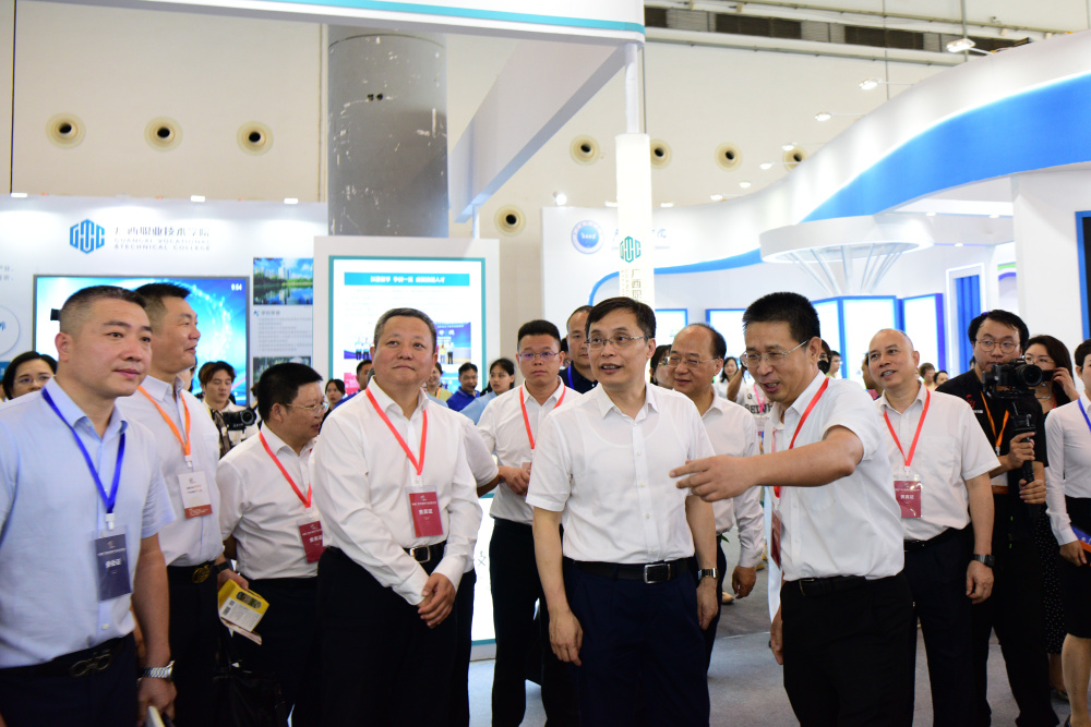 国家中医药管理局副局长、中国中医科学院院长、中国工程院院士黄璐琦，自治区政府副主席廖品琥，自治区中医药局党组书记、局长黎甲文参观国壮展厅，星空彩票老版本下载副校长、广西国际壮医医院院长岳桂华现场讲解。