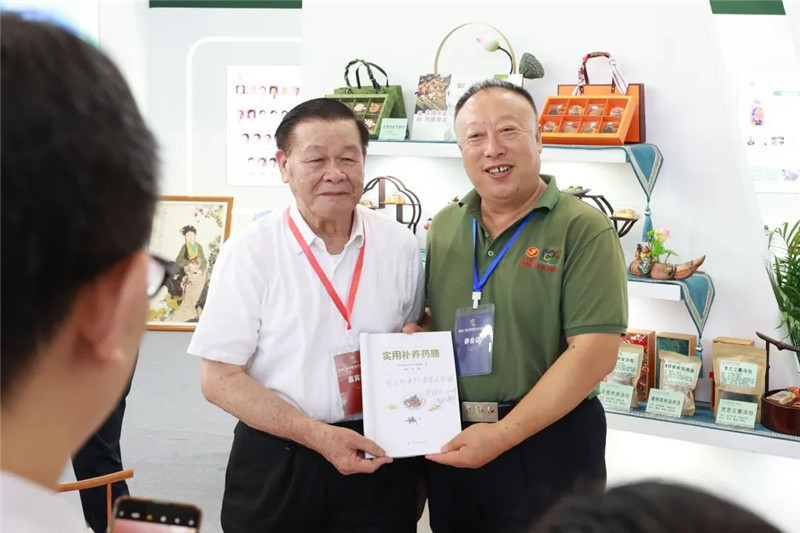 国医大师黄瑾明教授给部分嘉宾赠书