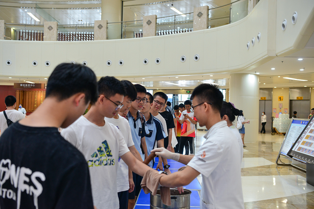 体验壮医药物竹罐疗法