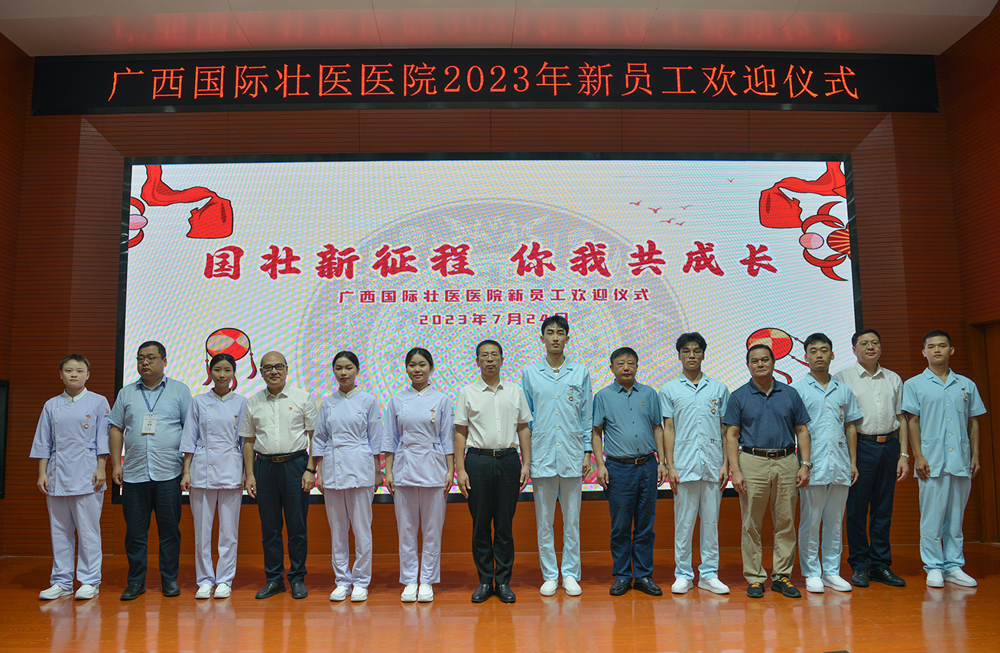 院领导分别为新员工医师代表“正衣冠”、为新员工护士代表授护士表