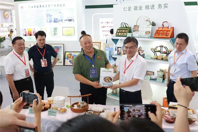 星空彩票老版本下载第一附属医院院长谢胜给部分嘉宾赠书