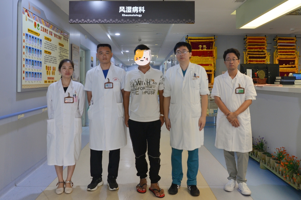 小周（左三）与李新明（右二）等医务人员合影