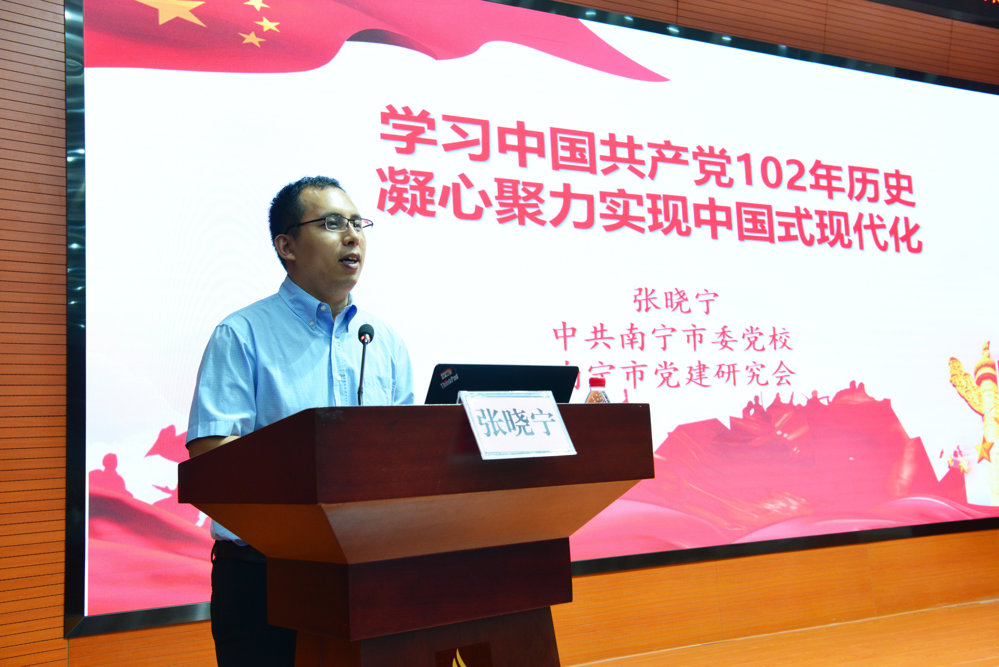 ▲张晓宁为学员作专题讲课