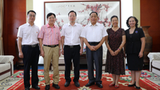 学校领导教师节走访慰问教师代表