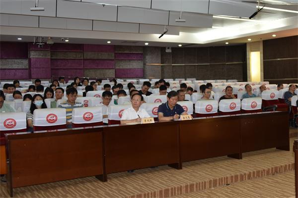 教职员工认真听讲