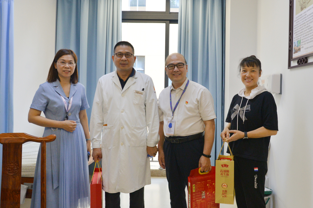 3.党委副书记吴光慰问返聘韦礼贵