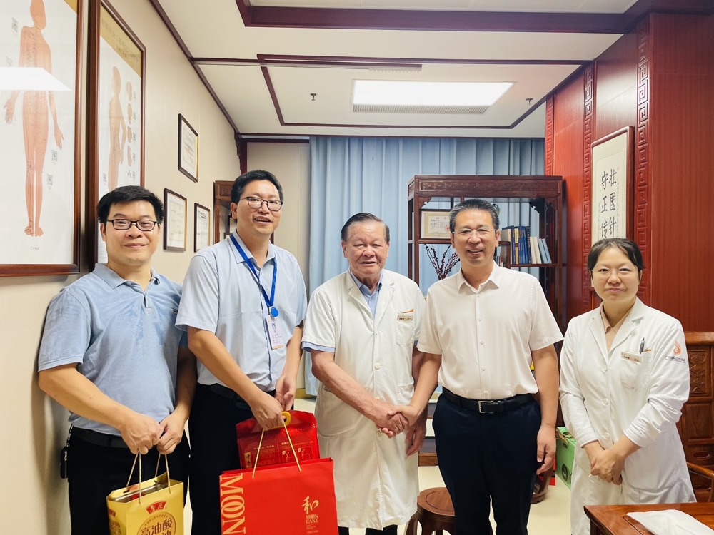 1.岳桂华慰问国医大师黄瑾明