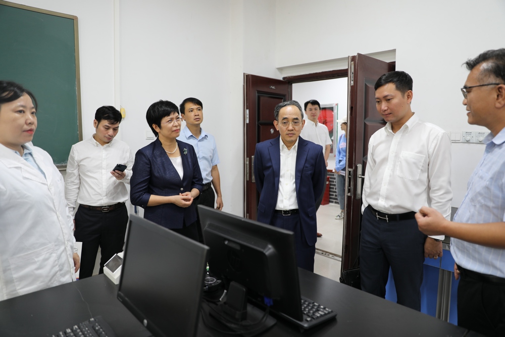 外宾参观我校教学实验中心