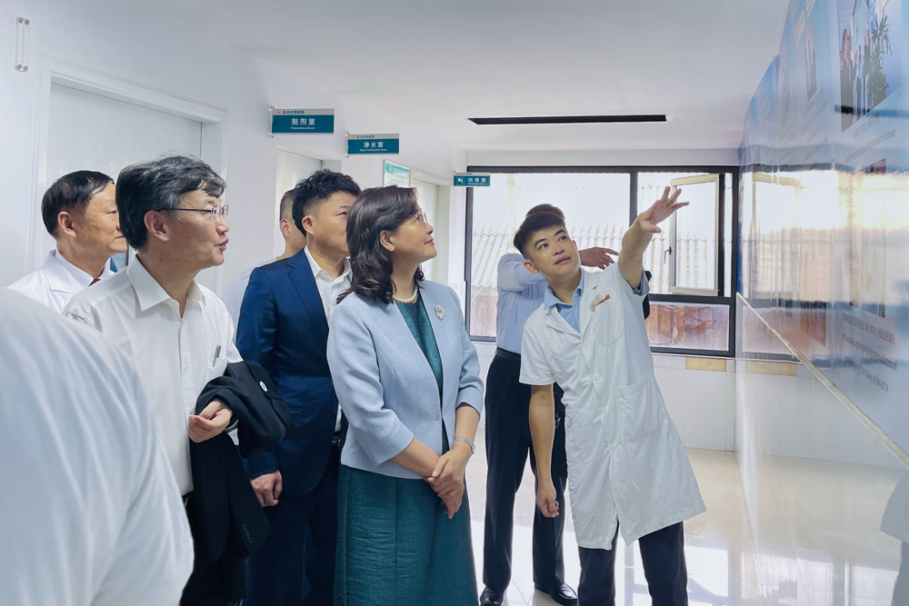 余艳红（右二）听取莫巧明（右一）汇报工作