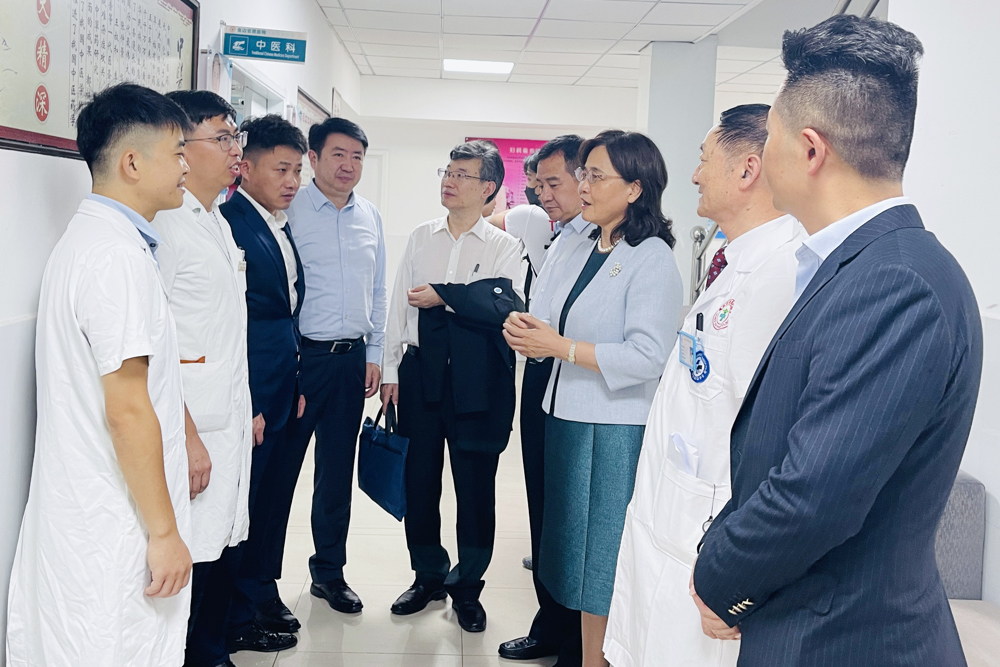 余艳红（右三）现场指导工作