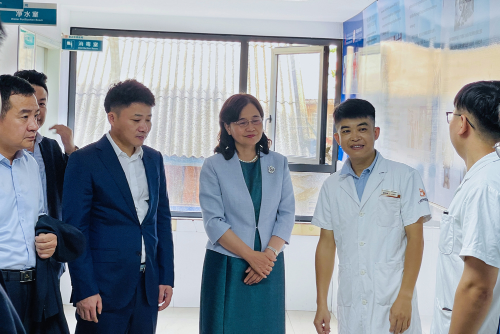 余艳红（右三）与国壮驻柬医生亲切交谈