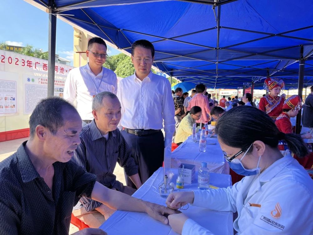 活动开始前，岳桂华看望参加活动的医护人员和演员