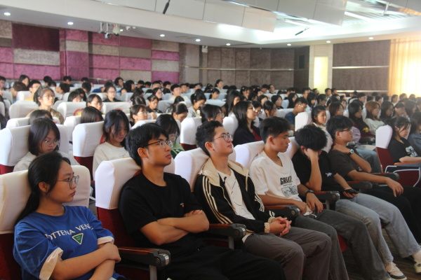 同学们认真听讲