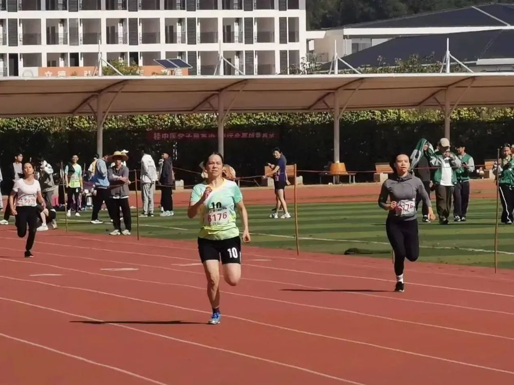 罗佳佳包揽女子短跑100米、200米壮年组双第一名