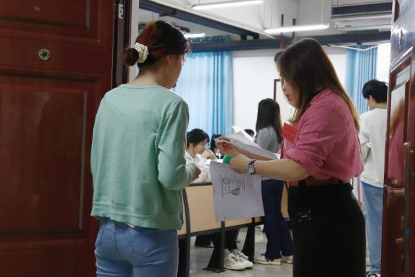 监考员核对证件