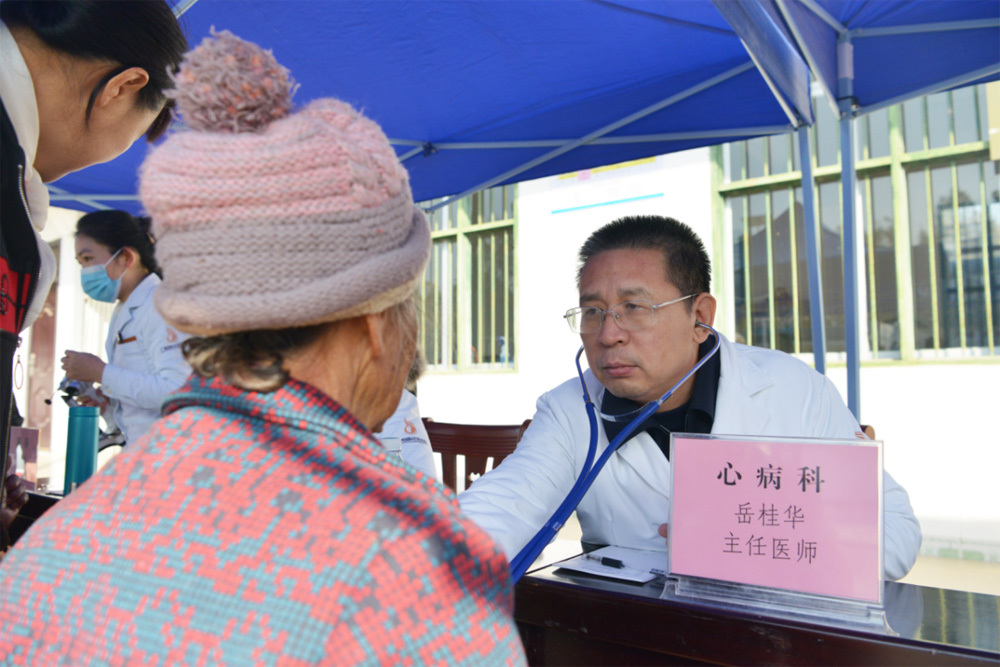 岳桂华带队深入定点帮扶村开展乡村振兴工作调研和“巡回医疗”活动543