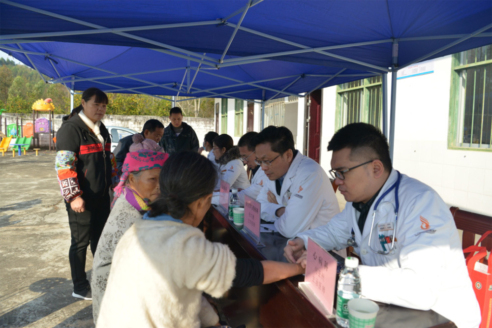 岳桂华带队深入定点帮扶村开展乡村振兴工作调研和“巡回医疗”活动545