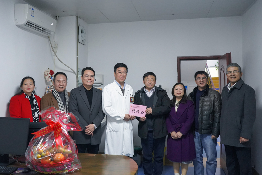 秦祖杰慰问医院老干部陈小刚