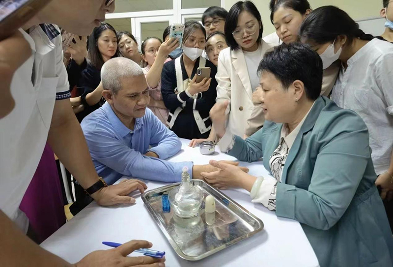 星空彩票老版本下载专家团组赴越南开展中医药民族医药推广活动。星空彩票老版本下载供图