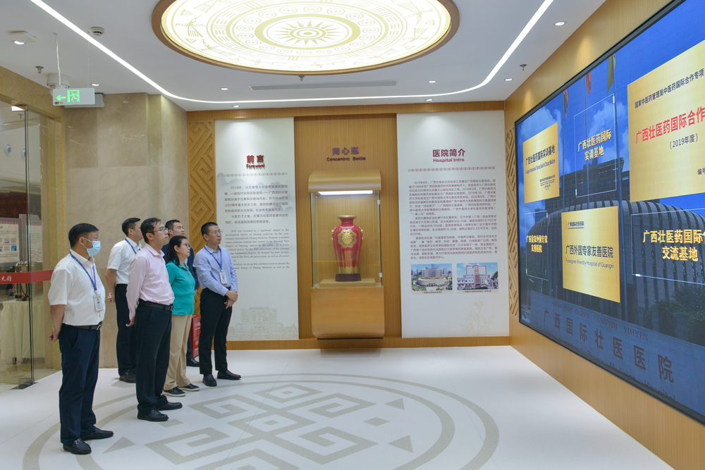 参观院史馆，了解民族医药传承与创新发展情况