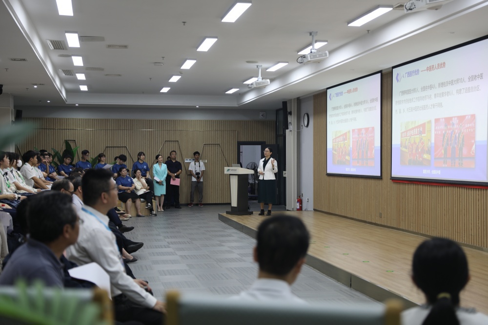 星空彩票老版本下载姚春校长作题为《科技引领广西大健康产业高质量发展》的授课_副本