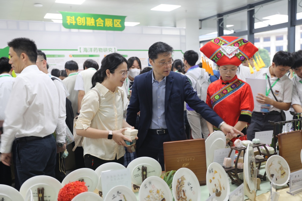 香港特别行政区政府驻广西联络处王卓然主任参观指导大学生创新创业成果展_副本