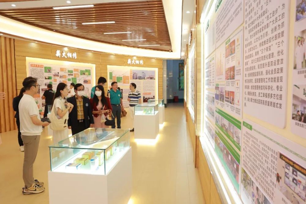 参观院史馆，了解医院发展历程