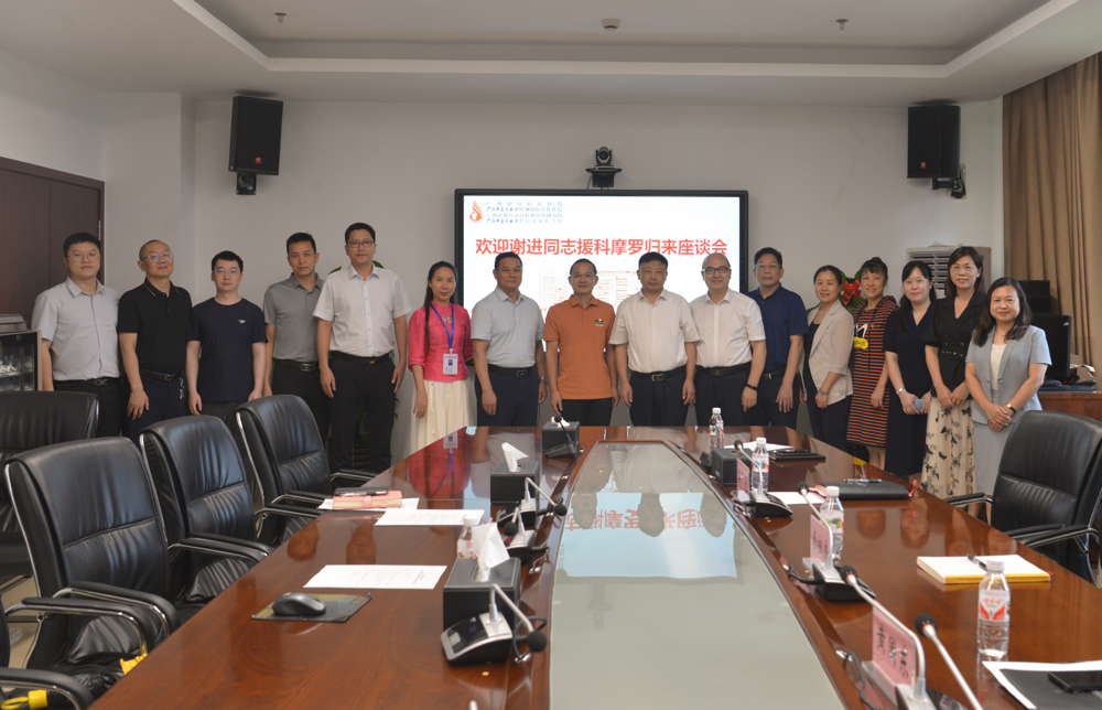 医院领导、与会人员与谢进合影