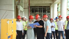 附属瑞康医院唐红珍院长到凤岭南医院项目建设工地检查并指导工作