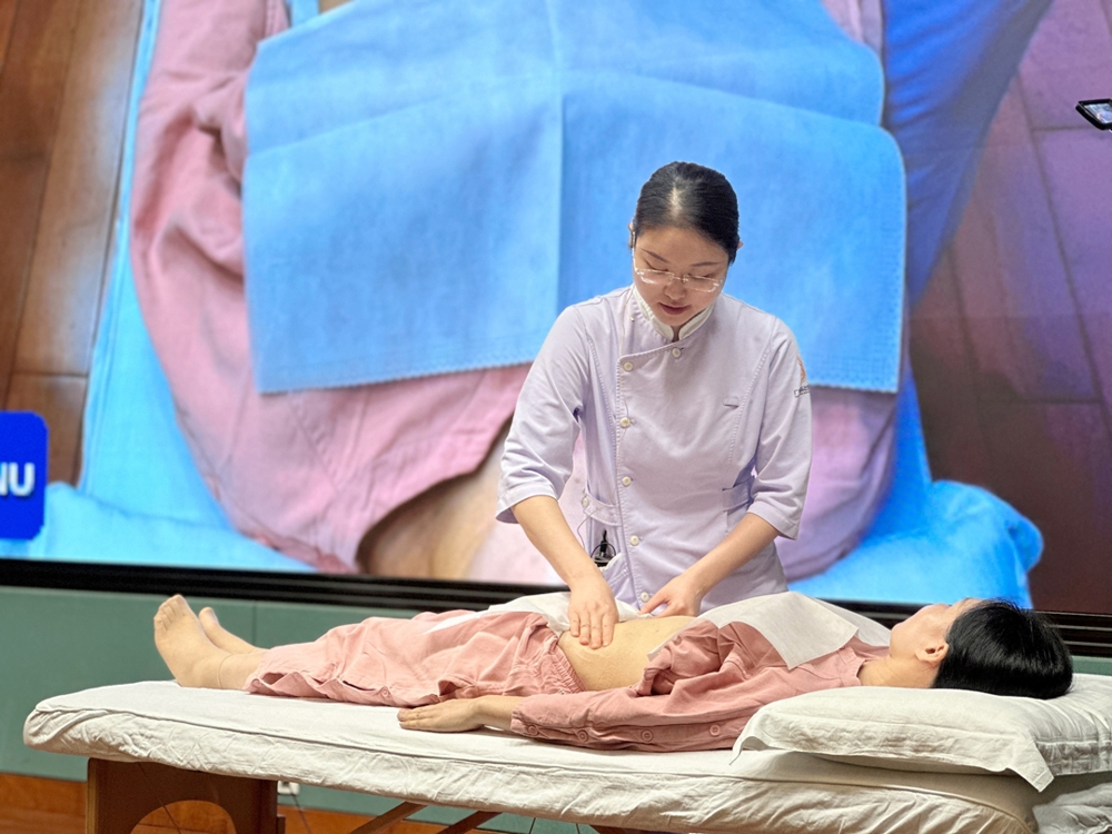 一等奖《壮医脐灸治疗在湿毒型盆腔炎性疾病后遗症中的应用》现场展示