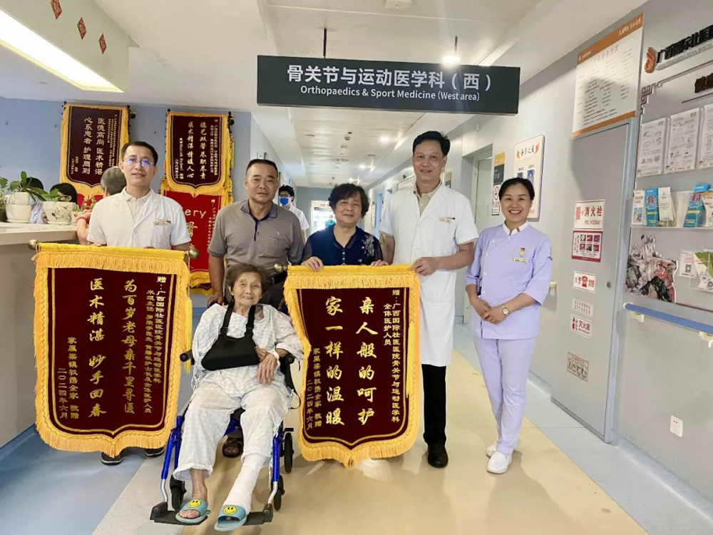 医生与患者合影