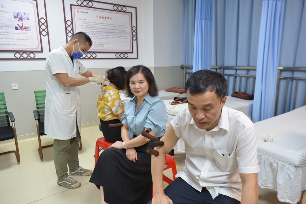 体验壮医药物竹罐疗法