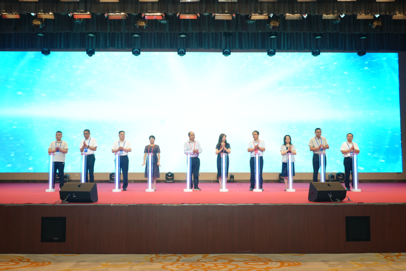 黎桂曹（右二）参与启动仪式