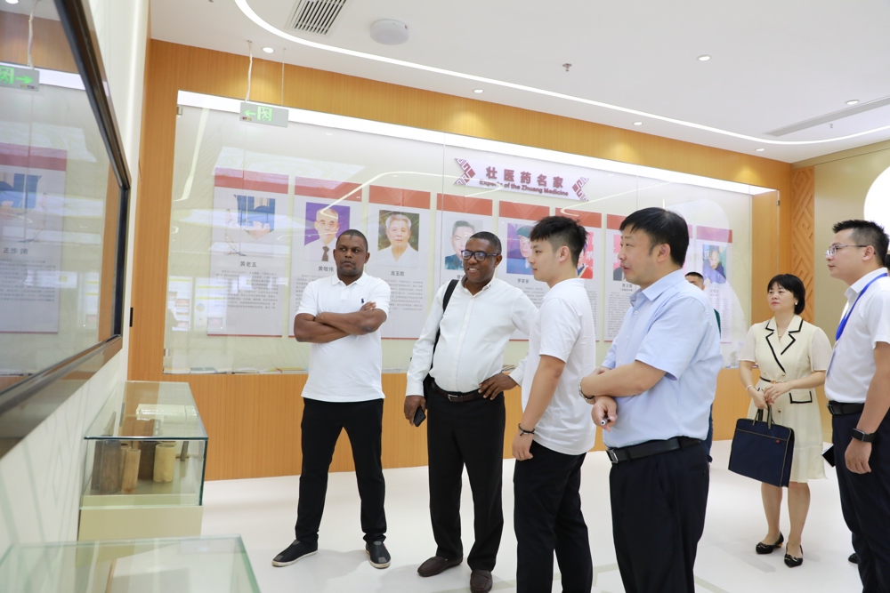 在院史馆观看壮瑶医特色技法宣传片