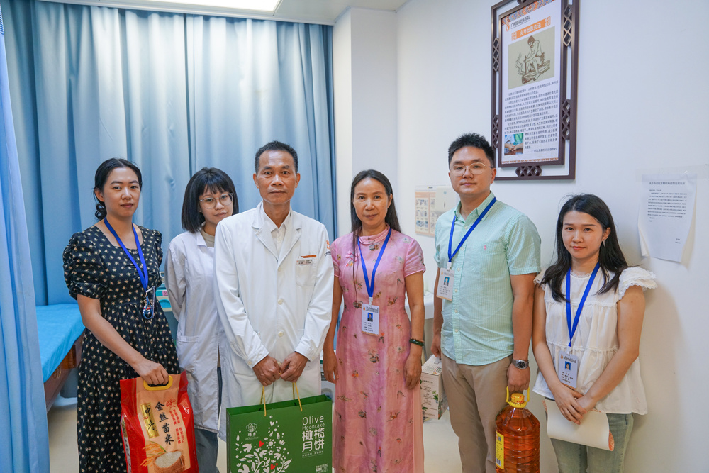 副院长陈日兰慰问返聘专家冯桥