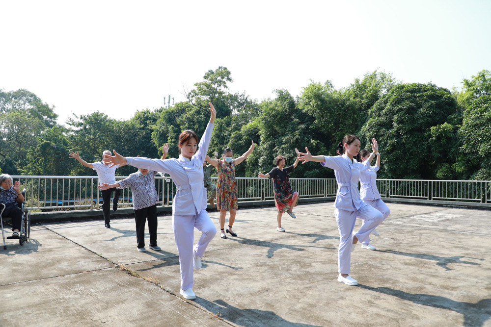 ▲跟学《壮医三气养生操》