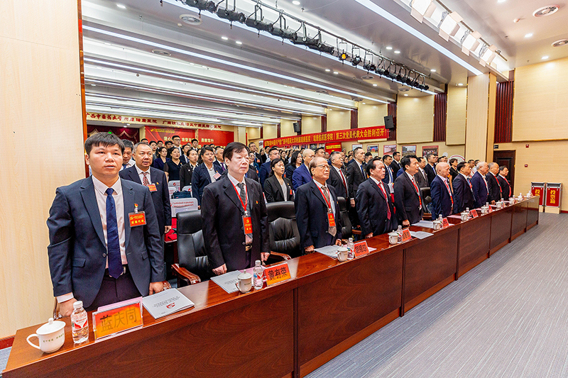 2大会在雄壮的中华人民共和国国歌声中开幕