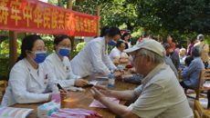 国壮急诊党支部、门诊第二党支部组织开展“民族团结同心 奔赴美好征程”义诊活动